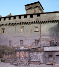 Facciata Castello Farnese02